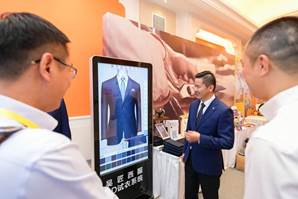 吴匠西服陈中慧工作照